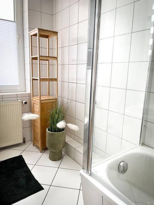 Ferienwohnung Bali Style Mit High Speed Wlan Und Gratis Parkplatz Gera Exteriör bild